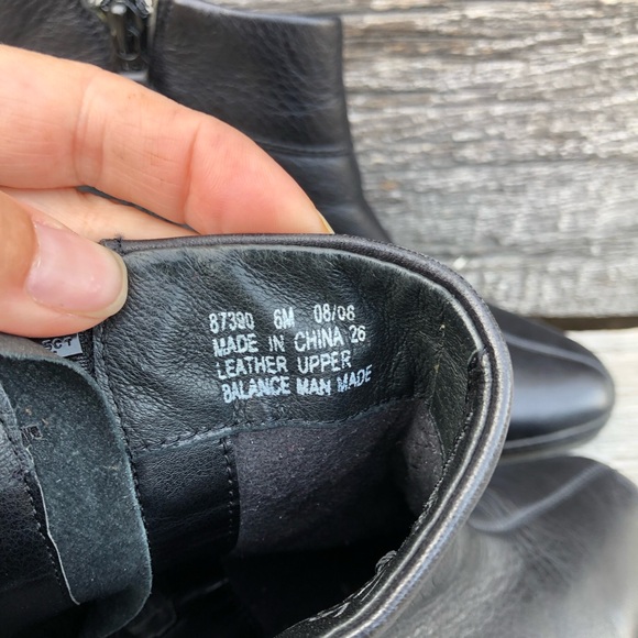 Clarks Artisan women’s 6 Black leather ankle boots Booties 87390 side zip heels - Picture 10 of 12